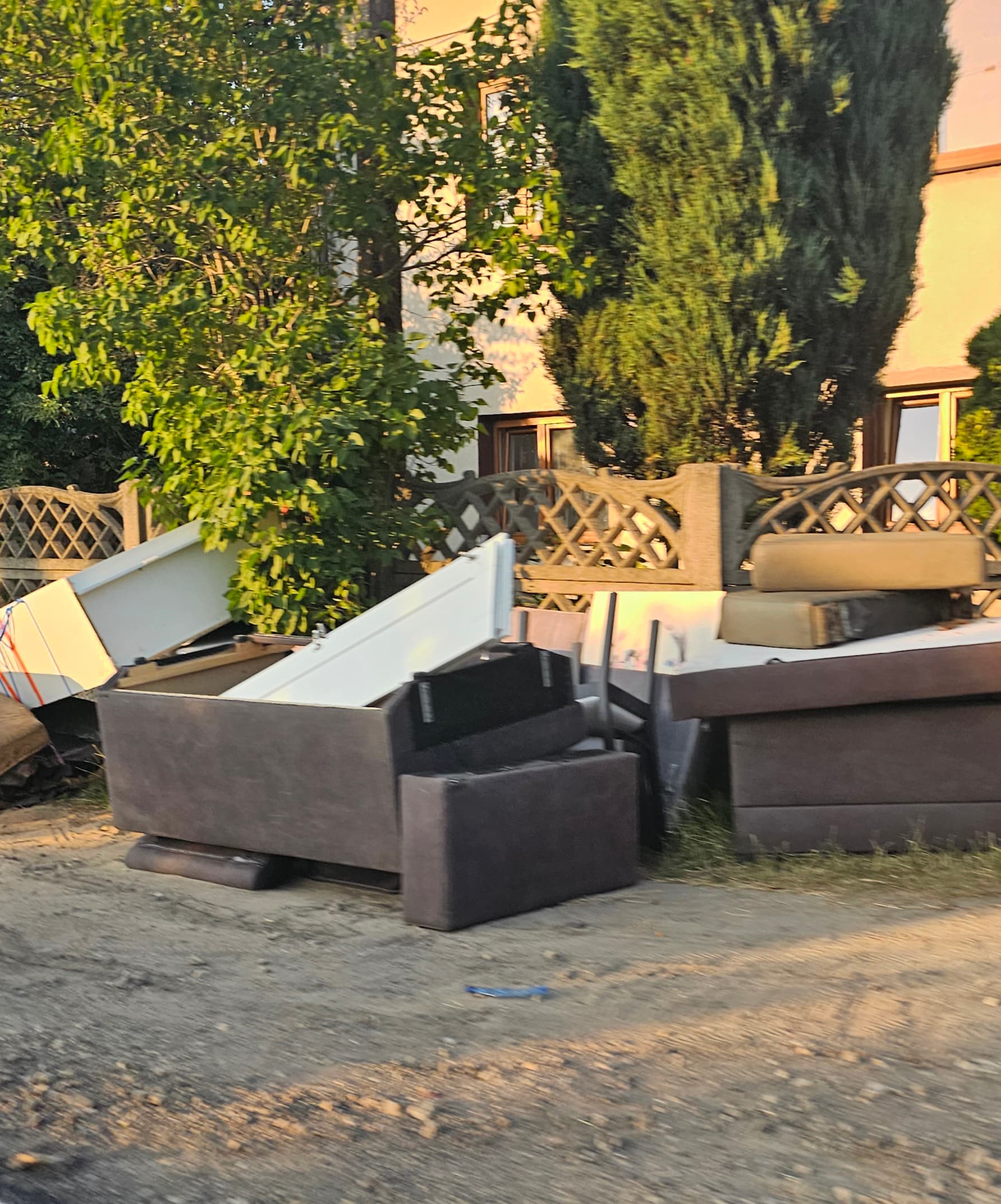 Wyniesione meble i wyposażenie ustawione przed posesją podczas opróżniania