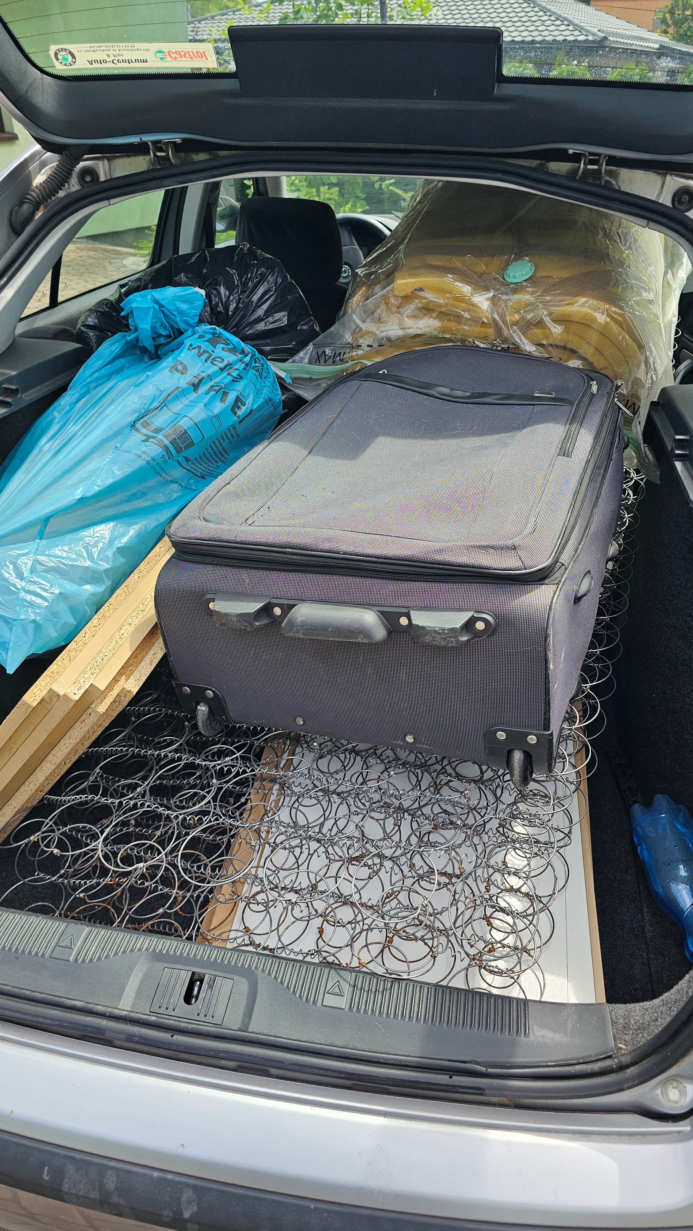 Mniejszy transport rzeczy spakowanych w samochodzie osobowym